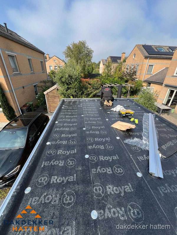 Nieuwe Royal bitumen dakbedekking op plat dak van aanbouw in Hattem Nieuwe Royal bitumen dakbedekking op plat dak van aanbouw in Hattem