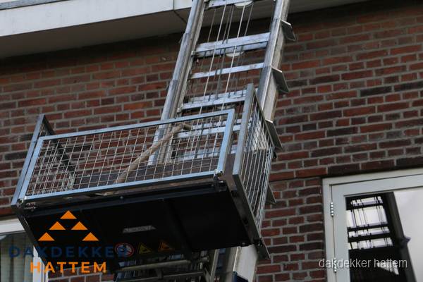 Ladderlift met dakpannen voor dakpan reparatie in Hattem Ladderlift met dakpannen voor dakpan reparatie in Hattem