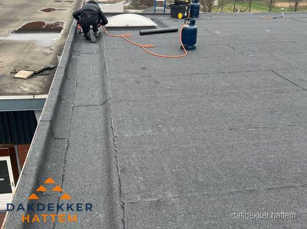 Dakdekker repareert bitumen dakbedekking op groot plat dak in Hattem Dakdekker repareert bitumen dakbedekking op groot plat dak in Hattem