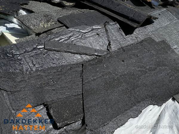 Verwijderd oud bitumen dakleer klaar voor vervanging in Hattem