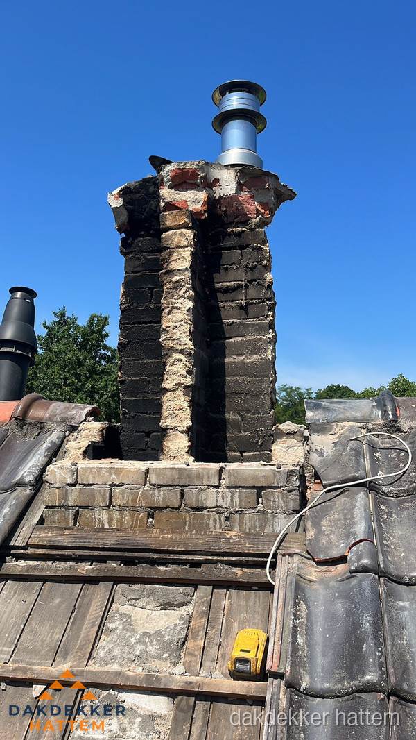Beschadigde schoorsteen met nieuwe rookgasafvoer op oud dak in Hattem Beschadigde schoorsteen met nieuwe rookgasafvoer op oud dak in Hattem