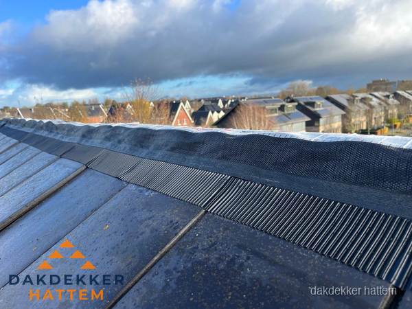 Dakisolatie bij de nok met ventilatieprofiel op schuin dak in Hattem