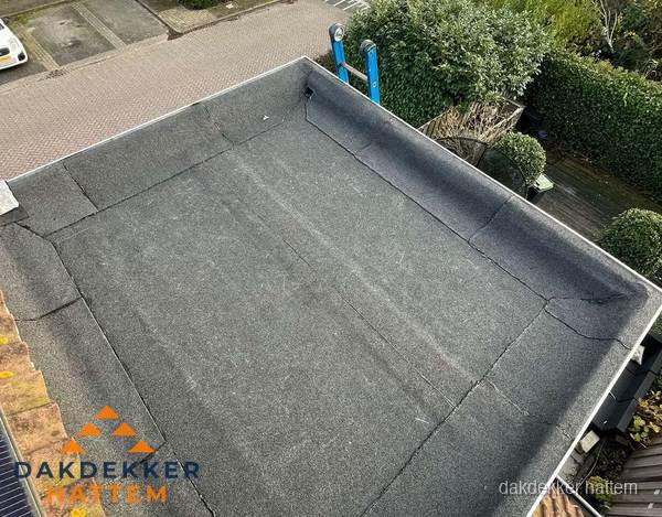 Gerenoveerd plat dak met nieuwe bitumen dakbedekking in Hattem