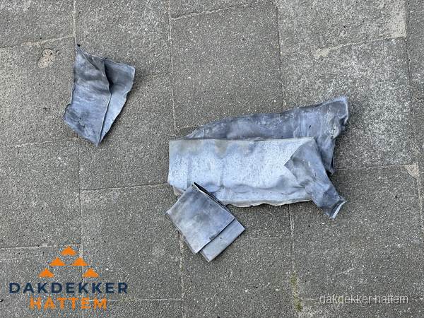 Oude verwijderde loodslabben na vervanging in Hattem Oude verwijderde loodslabben na vervanging in Hattem