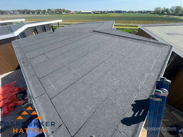 Nieuw bitumen plat dak met uitzicht over landschap in Hattem Nieuw bitumen plat dak met uitzicht over landschap in Hattem