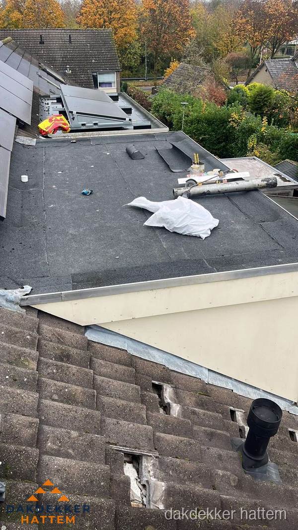 Beschadigde dakbedekking op plat dak voor reparatie in Hattem Beschadigde dakbedekking op plat dak voor reparatie in Hattem
