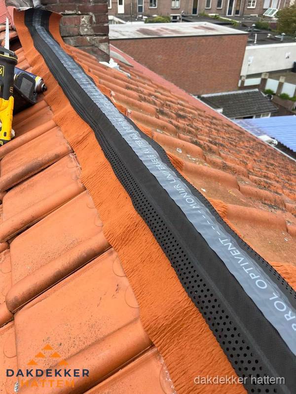 Nokventilatie installeren op hellend pannendak in Hattem Nokventilatie installeren op hellend pannendak in Hattem