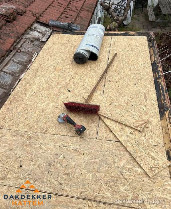 Plat dak vervangen met nieuwe OSB-ondergrond en bitumenrol in Hattem