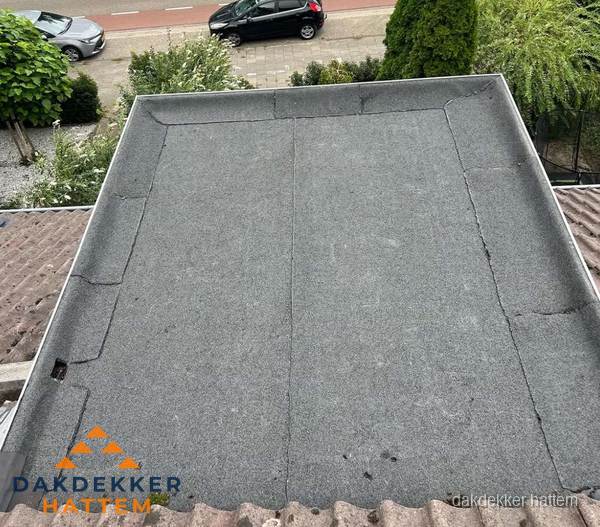 Nieuw aangebrachte bitumen dakbedekking op plat dak in Hattem Nieuw aangebrachte bitumen dakbedekking op plat dak in Hattem