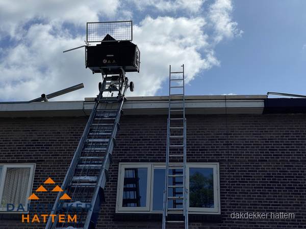 Ladderlift en ladder bij woning voor dakinspectie in Hattem Ladderlift en ladder bij woning voor dakinspectie in Hattem