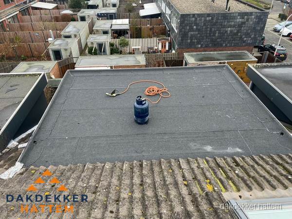Plat dak met bitumen dakbedekking en brander in Hattem Plat dak met bitumen dakbedekking en brander in Hattem