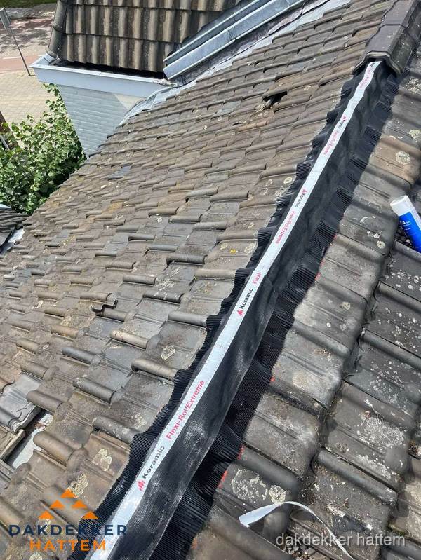 Nokvorst renovatie met Koramic nokrol op schuin pannendak in Hattem