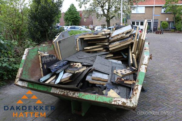 Puincontainer met oud dakmateriaal na dakrenovatie in Hattem Puincontainer met oud dakmateriaal na dakrenovatie in Hattem