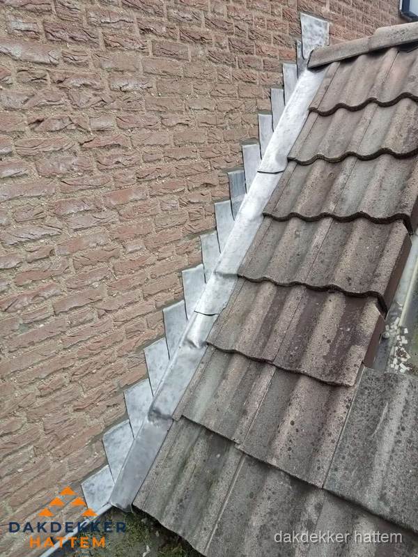 Loodslabben langs dakaansluiting bij bakstenen muur in Hattem