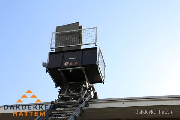 Dakdekkerslift voor materiaal transport bij dakwerkzaamheden in Hattem Dakdekkerslift voor materiaal transport bij dakwerkzaamheden in Hattem