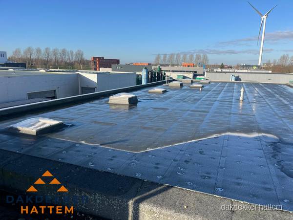 Plat dak bedrijfspand met bitumen dakbedekking en lichtkoepels in Hattem Plat dak bedrijfspand met bitumen dakbedekking en lichtkoepels in Hattem