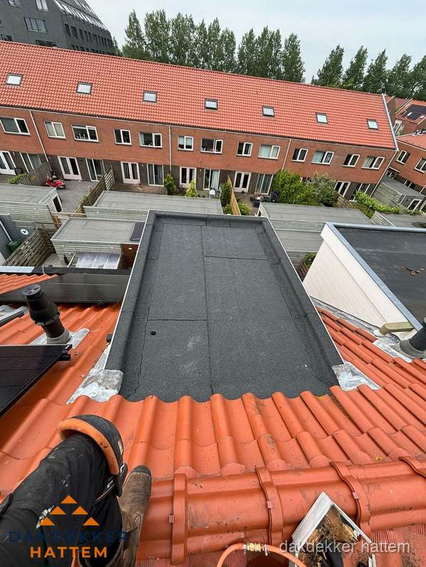 Bitumen dak reparatie op plat dak tussen dakpannen in Hattem Bitumen dak reparatie op plat dak tussen dakpannen in Hattem