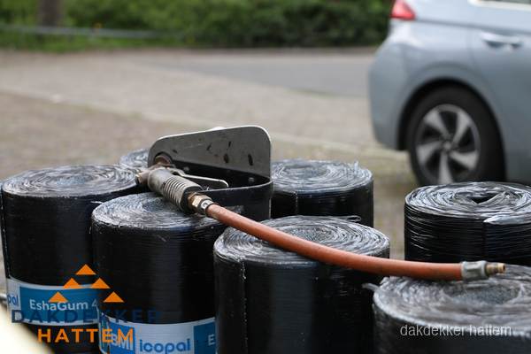Rollen bitumen dakbedekking EshaGum klaar voor installatie in Hattem