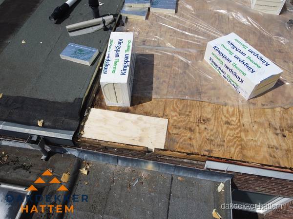 Plat dak isolatie met Kingspan isolatieplaten tijdens renovatie in Hattem