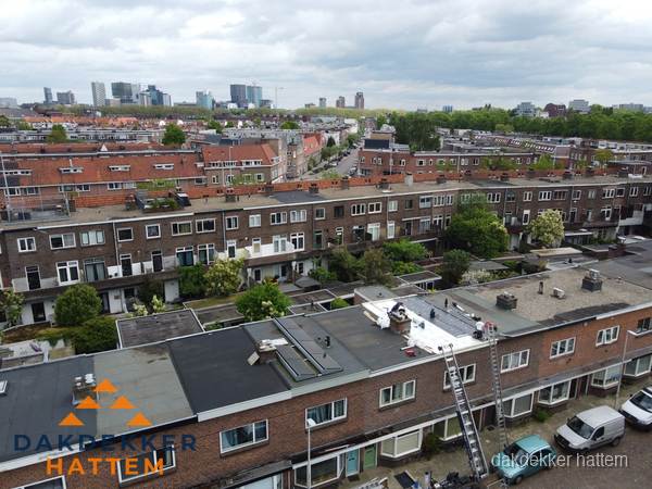 Spoed dakdekker aan het werk op plat dak in woonwijk Hattem Spoed dakdekker aan het werk op plat dak in woonwijk Hattem