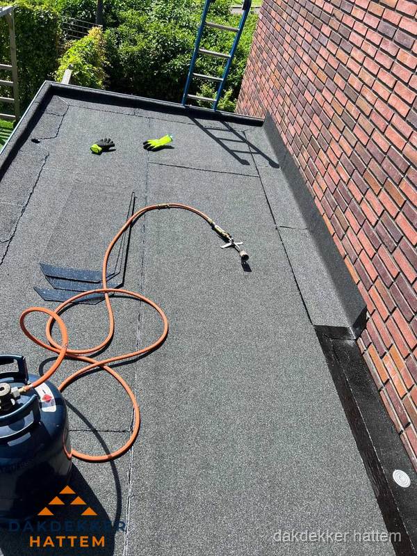 Plat dak met bitumen en brandgereedschap van dakdekkersbedrijf in Hattem Plat dak met bitumen en brandgereedschap van dakdekkersbedrijf in Hattem