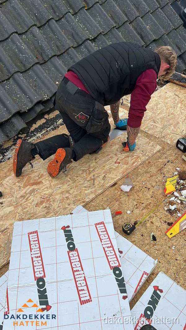 Dakdekker plaatst PIR-isolatieplaten op plat dak in Hattem