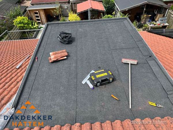 Gereedschap op nieuw plat dak na renovatie in Hattem Gereedschap op nieuw plat dak na renovatie in Hattem