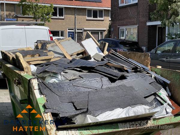 Afvalcontainer met gesloopt dakmateriaal tijdens dakkapel renovatie in Hattem