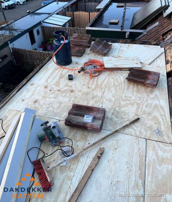 Dakreparatie werkzaamheden op plat dak met gereedschap in Hattem