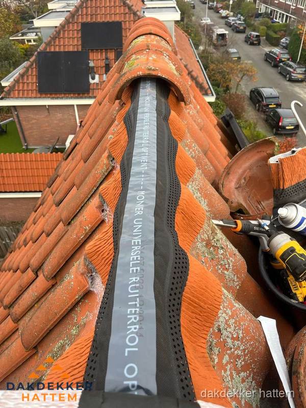 Dakdekker vervangt nokvorst met ruiterrol op pannendak in Hattem Dakdekker vervangt nokvorst met ruiterrol op pannendak in Hattem
