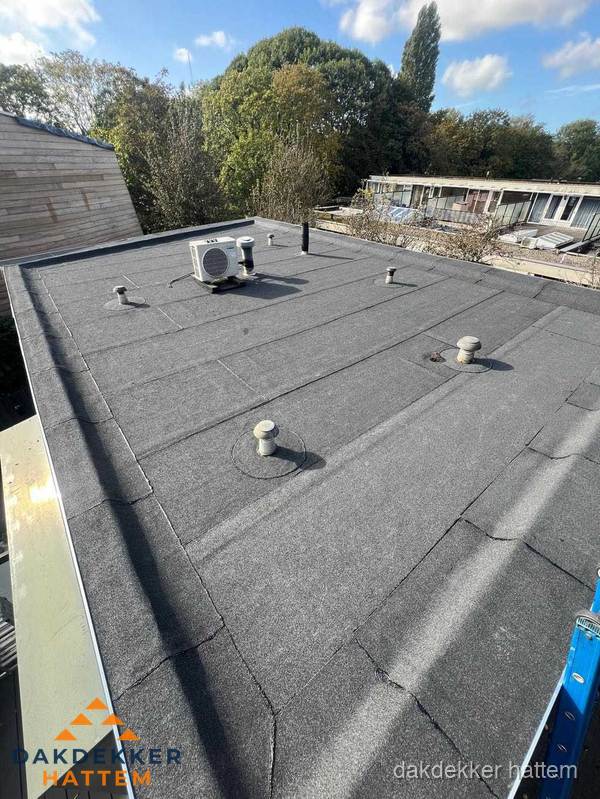 Kosten dakdekker: afgewerkt plat bedrijfsdak met bitumen in Hattem