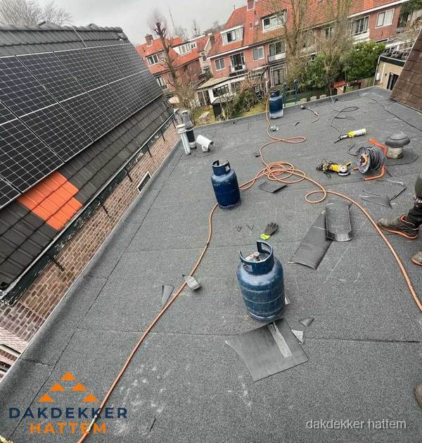 Daklekkage repareren met brandgereedschap op plat dak in Hattem Daklekkage repareren met brandgereedschap op plat dak in Hattem