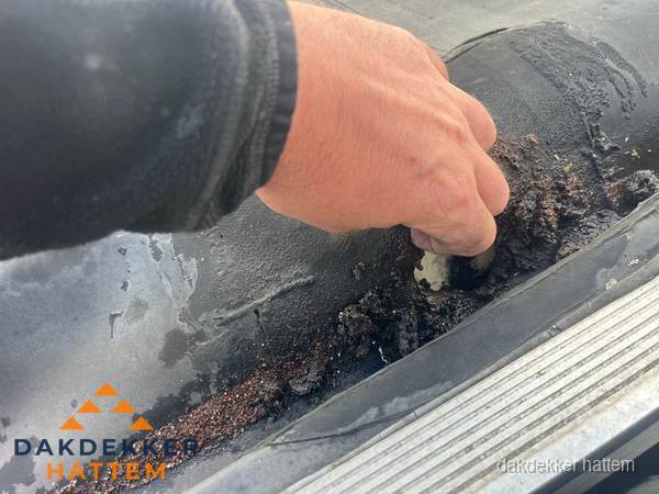 Schade aan bitumen dakbedekking op plat dak in Hattem Schade aan bitumen dakbedekking op plat dak in Hattem