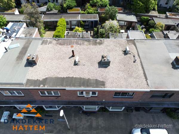 Plat dak met grindballast en dakdoorvoeren in Hattem Plat dak met grindballast en dakdoorvoeren in Hattem