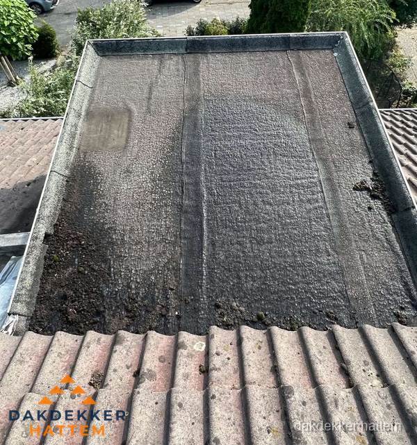 Verouderd plat dak met bitumen en slijtage voor lekkage inspectie in Hattem Verouderd plat dak met bitumen en slijtage voor lekkage inspectie in Hattem