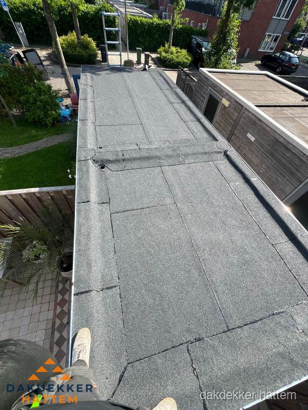 Bitumen plat dak rijtjeswoning vanuit dakdekker perspectief in Hattem Bitumen plat dak rijtjeswoning vanuit dakdekker perspectief in Hattem