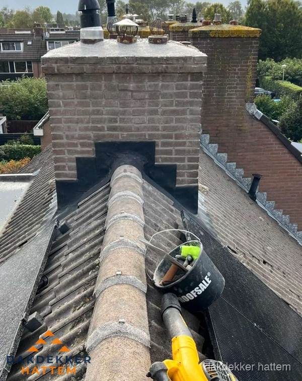 Schoorsteen met loodaansluiting en nokvorst op pannendak in Hattem Schoorsteen met loodaansluiting en nokvorst op pannendak in Hattem