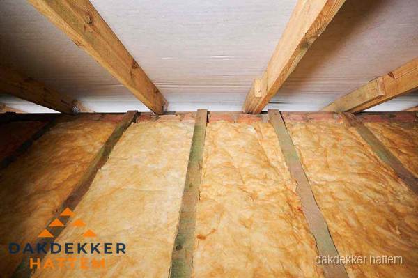 Dakisolatie met glaswol tussen dakspanten in Hattem Dakisolatie met glaswol tussen dakspanten in Hattem
