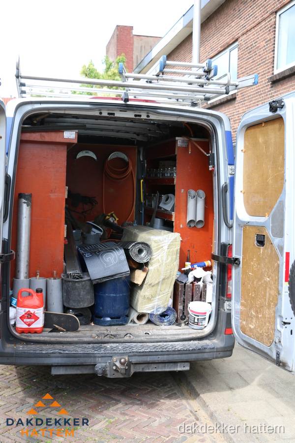 Bedrijfsbus van dakdekker met gereedschap en materialen in Hattem Bedrijfsbus van dakdekker met gereedschap en materialen in Hattem