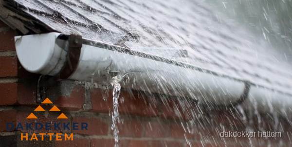 Lekkende dakgoot tijdens regenval in Hattem Lekkende dakgoot tijdens regenval in Hattem