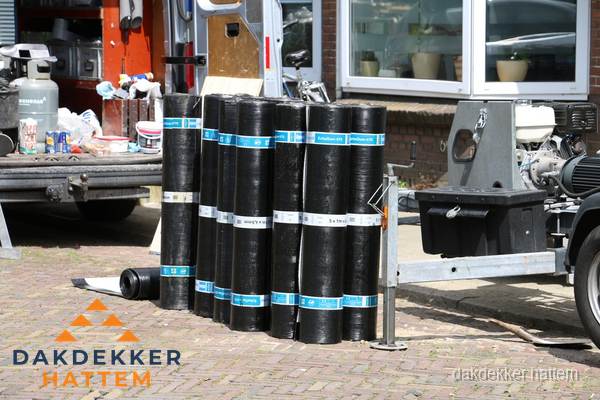 Rollen bitumen dakbedekking klaar voor daklekkage reparatie in Hattem Rollen bitumen dakbedekking klaar voor daklekkage reparatie in Hattem