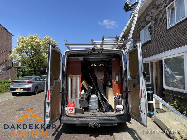 Spoed dakdekker bus met gereedschap en ladder bij woning in Hattem Spoed dakdekker bus met gereedschap en ladder bij woning in Hattem