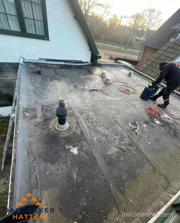 Dakdekker verhelpt daklekkage op plat dak in Hattem Dakdekker verhelpt daklekkage op plat dak in Hattem