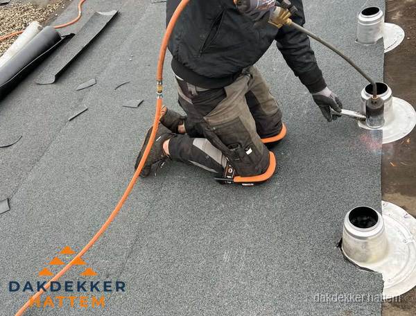 Dakdekker repareert bitumen dakleer bij dakdoorvoer in Hattem Dakdekker repareert bitumen dakleer bij dakdoorvoer in Hattem