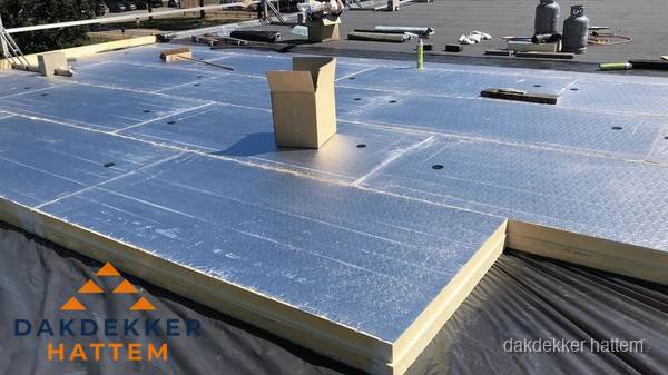 PIR isolatieplaten worden gelegd op plat dak voor dakisolatie in Hattem PIR isolatieplaten worden gelegd op plat dak voor dakisolatie in Hattem