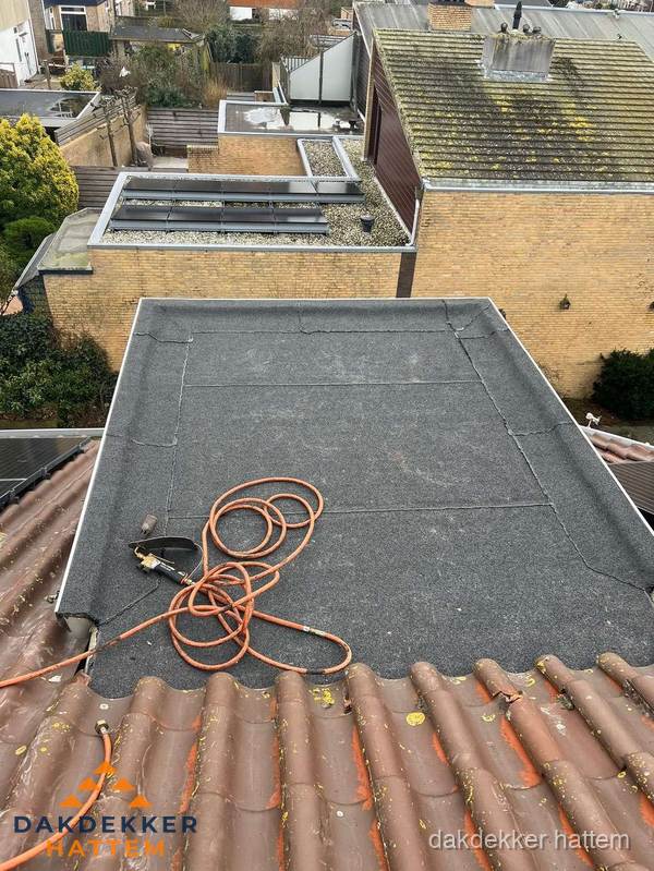 Reparatie aansluiting plat dak en schuin dak in Hattem
