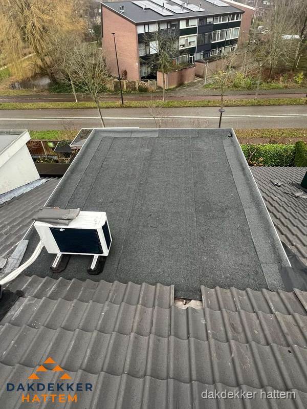 Plat dak inspectie met bitumen bedekking naast schuin pannendak in Hattem Plat dak inspectie met bitumen bedekking naast schuin pannendak in Hattem
