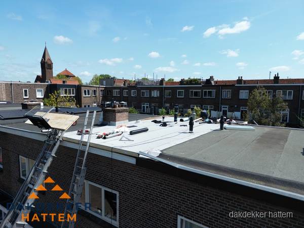 Dakdekkers aan het werk op plat dak in Hattem Dakdekkers aan het werk op plat dak in Hattem