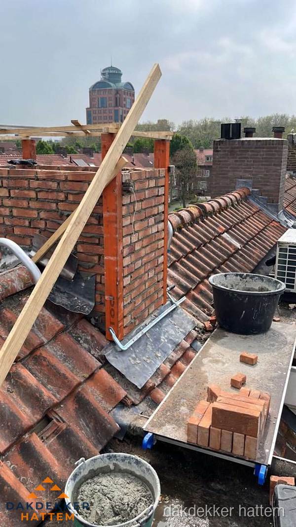Schoorsteen renovatie met metselwerk op schuin dak in Hattem Schoorsteen renovatie met metselwerk op schuin dak in Hattem