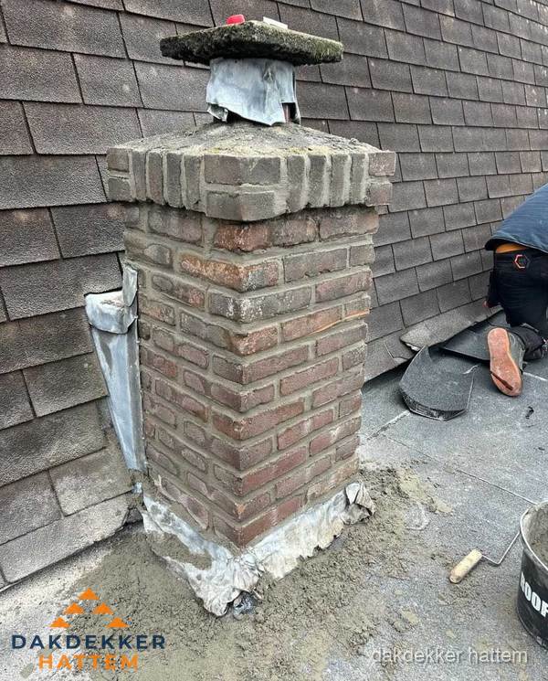 Schoorsteen reparatie met lood en voegwerk op leien dak in Hattem Schoorsteen reparatie met lood en voegwerk op leien dak in Hattem
